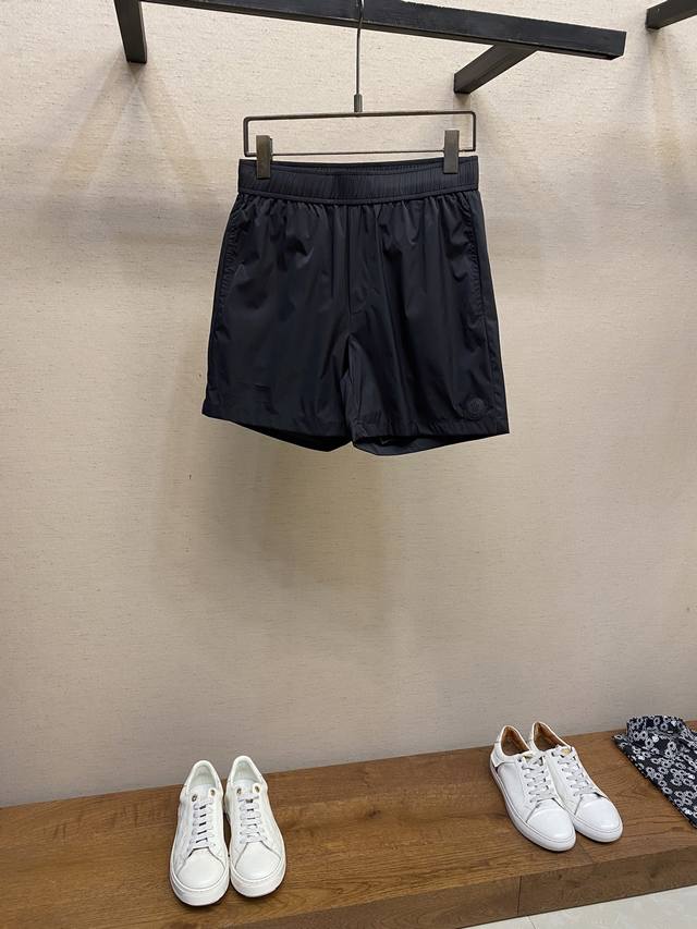 Moncler，男士休闲短裤 最新款上身版型无敌正！ 绝对可以闭眼收的一款 此款裤子非常百搭，弹力腰围,日常上班 户外运动都可以穿着，是时尚休闲与户外运动的完美