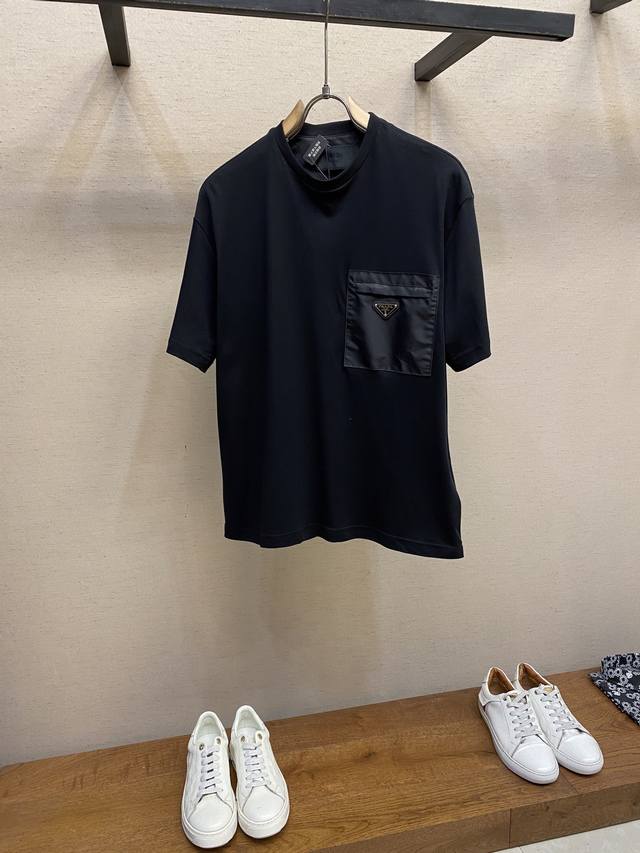Prada胸前拉链口袋短袖 面料：50支超柔棉克重170克 面料：采用原板50支再生尼龙面料 螺纹：配套螺纹1*1索罗娜280克 辅料：1拉链：定制拉头电镀亮黑