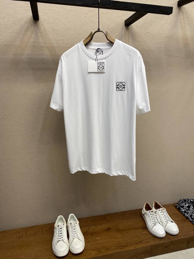 Loewe，胸口小标刺绣短袖. 面料：采用20支平纹优棉. 螺纹：采用1*1索罗娜螺纹. 工艺：绣花采用立体刺绣.哑光绣花线.原版定染. 内里搭垫洗水棉.让衣服