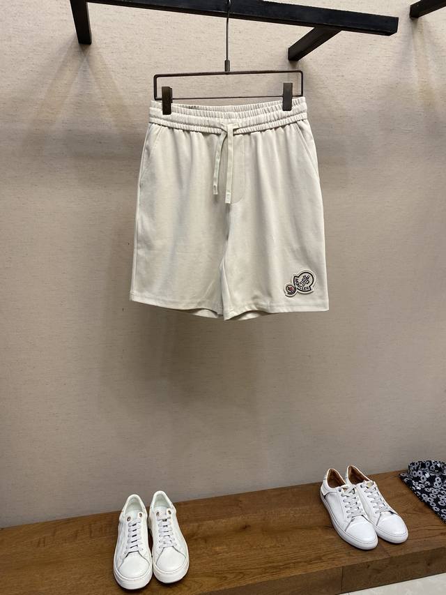 Moncler，男士休闲短裤 最新款上身版型无敌正！ 绝对可以闭眼收的一款 此款裤子非常百搭，弹力腰围,日常上班 户外运动都可以穿着，是时尚休闲与户外运动的完美