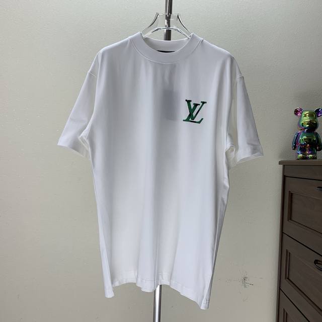 Lv 2025夏季新款 圆领短袖 Logo植绒印花+个性刻字模 男女同款宽松版 S M L Xl Xxl 五个码 颜色 黑色 白色