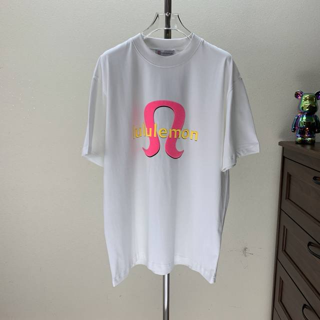 Lulu*Lemon*露露 2025春夏新款短袖T恤 经典字母 发泡印花+立体植绒工艺 男女同款 尺码S M L Xl Xxl五个码 黑色 白色