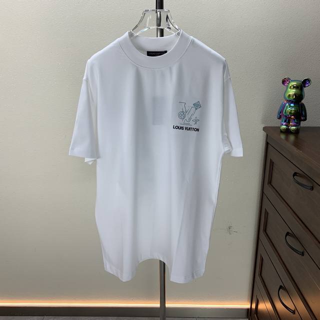 Lv2025春夏新款 贴皮刺绣 圆领T恤 实物很棒男女同款宽松版 尺码S M L Xl Xxl 五个码 黑色 白色