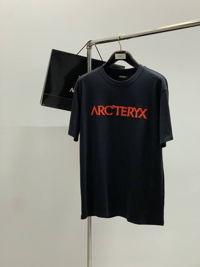 Arcteryx 始祖鸟，2025夏季Aw新品，时尚休闲圆领短袖T恤，专柜同步有售，原单狠货，进口原版面料，工艺极度复杂，视觉相当雅致时髦，高贵而优雅，从主体面