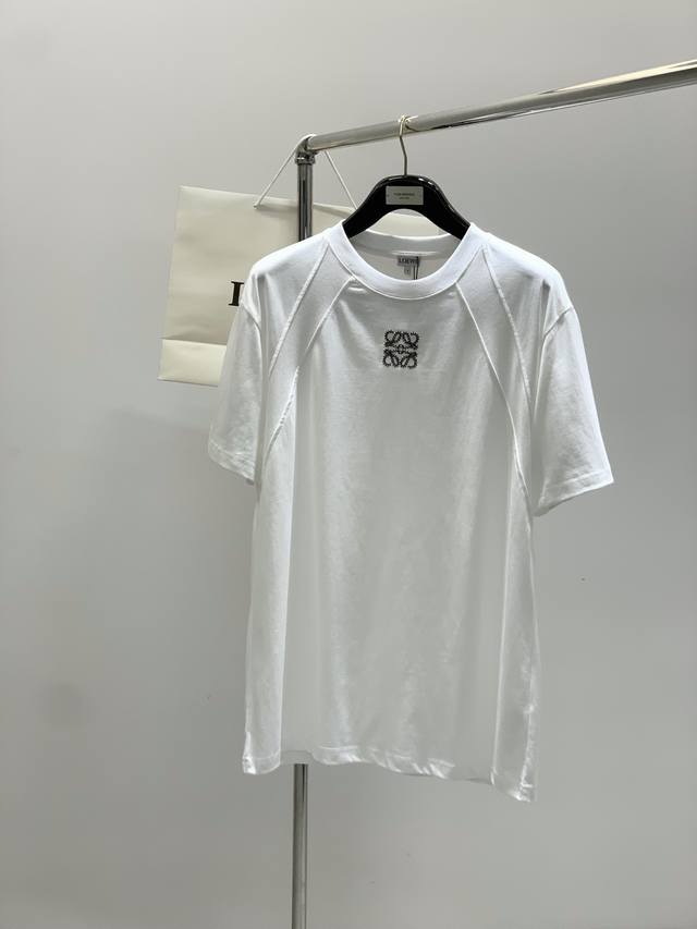 Loewe 罗意威，2025夏季最新款，专柜同步有售，原单狠货，时尚休闲圆领短袖T恤，上身很有特点！吸睛而有亮点，进口原版面料，顶级刺绣工艺字母图案装饰Logo