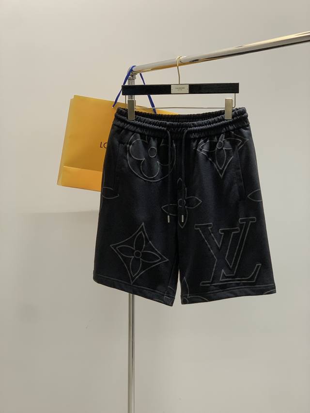 Louisvuitton 路易威登，2025夏季最新款，专柜同步有售，原单狠货，时尚休闲短裤，上身很有特点！吸睛而有亮点，进口原版面料，顶级印花工艺字母图案装饰
