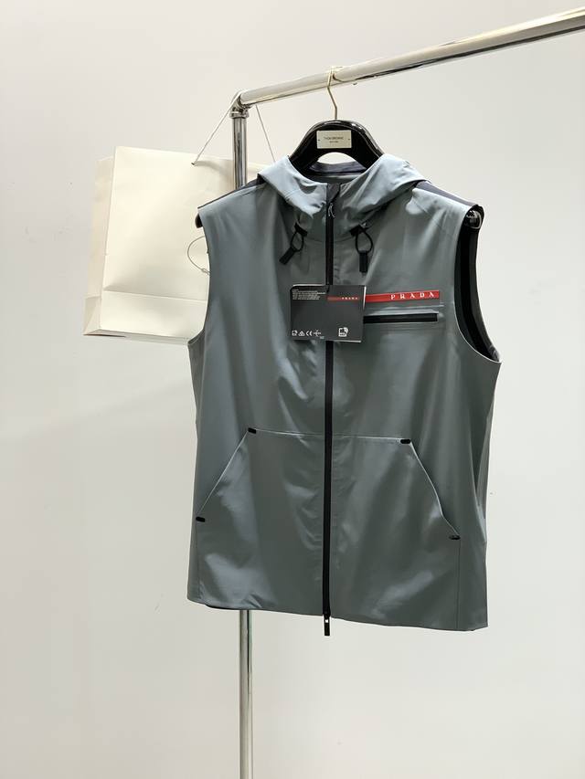 马甲 ，短裤P270，Prada 普拉达，2025夏季最新品，专柜同步有售，时尚休闲套装，进口原版面料，做工极为复杂，唯一可以做代购级别的渠道狠货，顶级印胶工艺