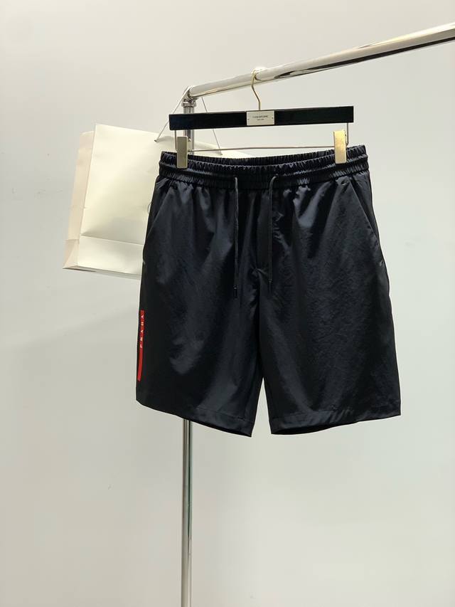 衣服 ，短裤P270，Prada 普拉达，2025夏季最新品，专柜同步有售，时尚休闲套装，进口原版面料，做工极为复杂，唯一可以做代购级别的渠道狠货，顶级印胶工艺