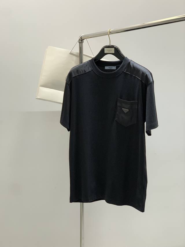 Prada 普拉达，2025夏季最新品，专柜同步有售，时尚休闲圆领短袖T恤，进口原版面料，做工极为复杂，唯一可以做代购级别的渠道狠货，顶级印花工艺字母图案Log