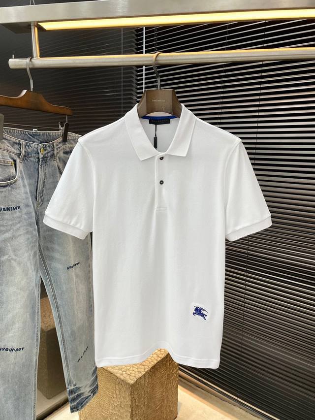 Burberry- 巴宝莉 2025年春夏最新款Polo短袖，采用最新珠地面料，耐水洗不易掉色，手感柔软、成分柔软舒适 经典设计风格 特殊定制 简单的裁剪方式拼