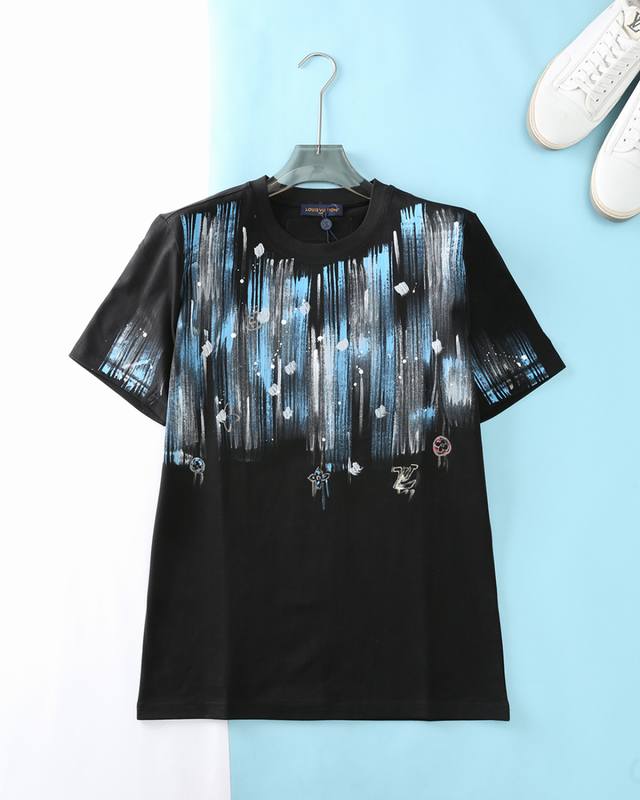 Lou V 路*登 25Ss夏季新款平纹棉圆领短Tee，男女同款彩绘溶解老花图案休闲短袖T恤衫！贸易公司渠道稀出，选用客供进口100%平纹棉面料，经过精心挑选以