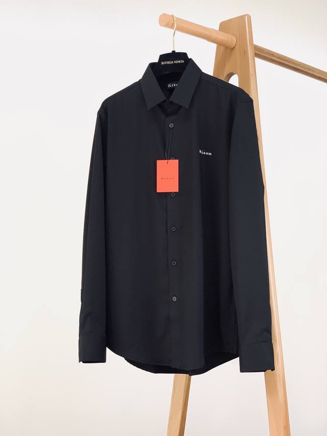 Kiton 基督恩 休闲长袖衬衫。客供御用面料织纹 经过多重工艺反复处理，手感质感一流，贴身舒适，透气柔软！行家上手便知用料的好坏！ 经典的款式，外穿内搭都是很