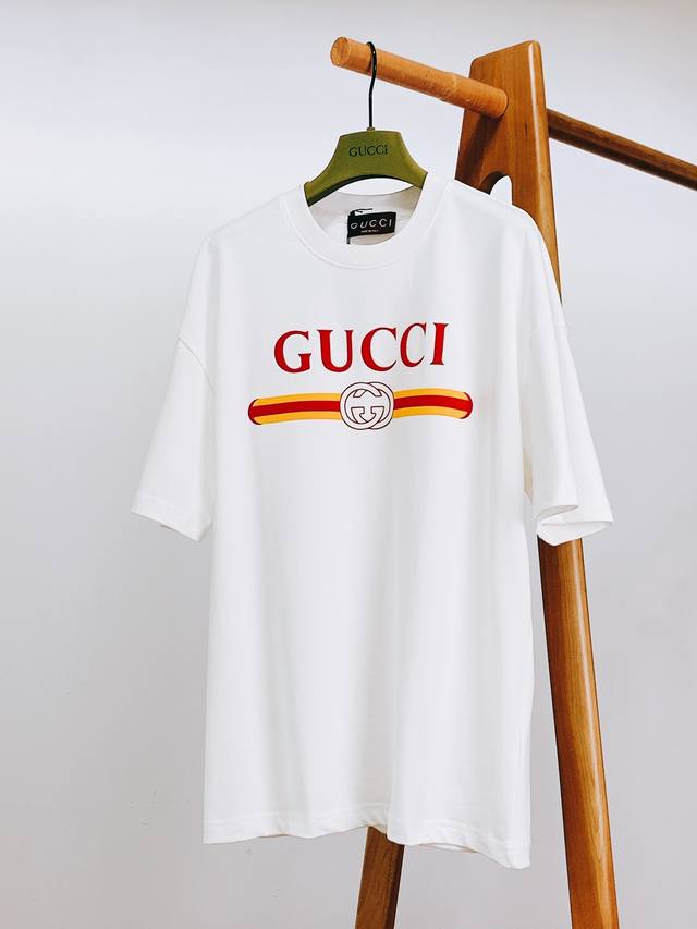 Gucci 古驰 2025Ss春夏新品 休闲印花T恤，这款Gu Lido系列灵感源自意大利传奇海岸线上迷人的海滨俱乐部，传递海滨生活的醉人魅力，品牌撞色植绒标识