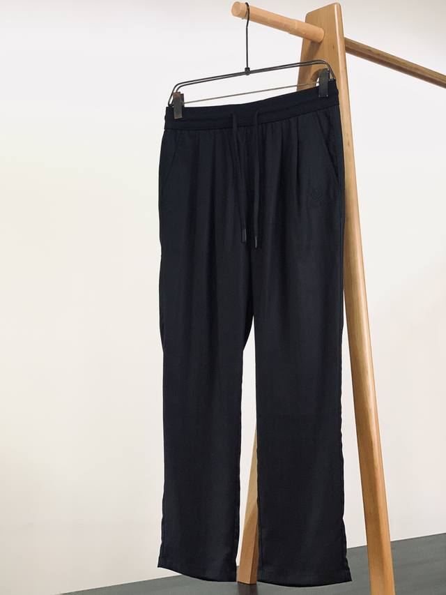 Loropiana L.P2570Ss春夏新品 Lp 刺绣抽绳休闲裤，一上身就是好看 .一定是Lp王牌 ..新款针织弹力纤维内里混纺面料。 上身的立体感十足。