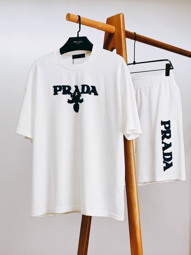 Prada 普拉达 2025Ss春夏新品 毛巾绣标识套装，进口定制面料打造，舒适透气，质地超赞，客供五金辅料，运动休闲于一身，无可挑剔的一流设计，极致舒适和快速