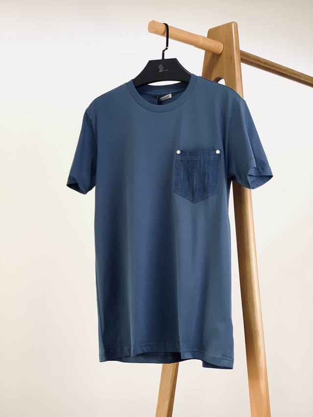 Moncler 蒙口 2025Ss春夏新品 牛仔口袋T恤 把阿尔卑斯山风穿在胸口的通勤神器 Mon徽章+文字牛仔口袋装饰 0.8Mm立体绒面触摸如抚小羊绒，白金