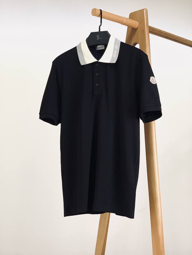 Moncler 蒙口 2025Ss春夏新品 字母撞色翻领T恤，甄选优质珠地面料打造，手感面糯有骨感，柔而有韧性。液氨工艺处理，韧性和抗皱性能得到大幅度提高。微廓