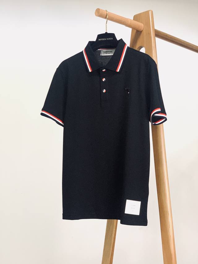 Thom Browne 汤姆 布朗 2025Ss春夏新品 休闲翻领T恤，承载的不仅是穿着需求，更是风格与态度的表达。沉稳而不失格调，于无声处彰显穿着者的品味。