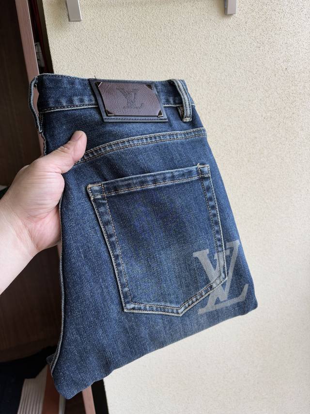 Ss夏季新款休闲牛仔裤，高端品质，面料超级柔软舒适 小直筒版型，上身修长，万能搭配款 码数：29，30，31，32，33，34，36，38，