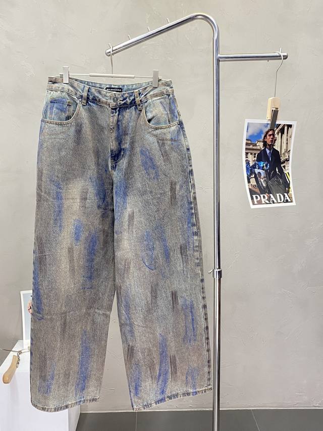 Balenciga巴黎世家独家专供新款牛仔阔腿裤高端版本！专柜定制面料 透气舒适度高，细节无可挑剔，品牌元素设计理念，体现高品质。手感细腻柔软！呈现休闲裁剪，上