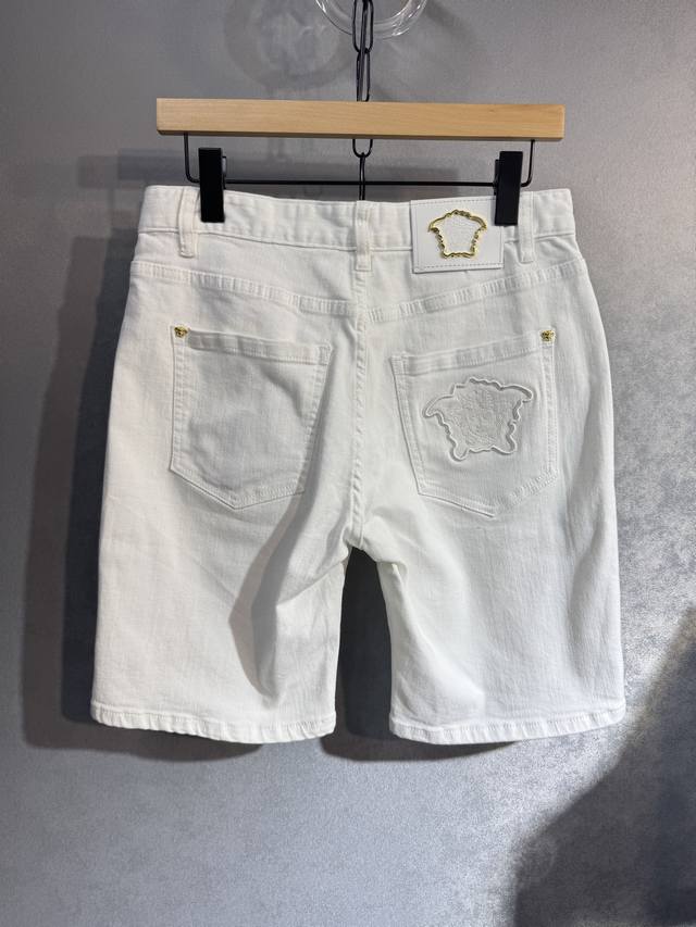 Versace 范思哲 春夏最新品五分牛仔裤出入专卖店无压力 专柜热销款 品味与价值共享 身穿着非常舒适 低调不失奢华 穿出去非常有档次D32,裤型款式和裁剪亦