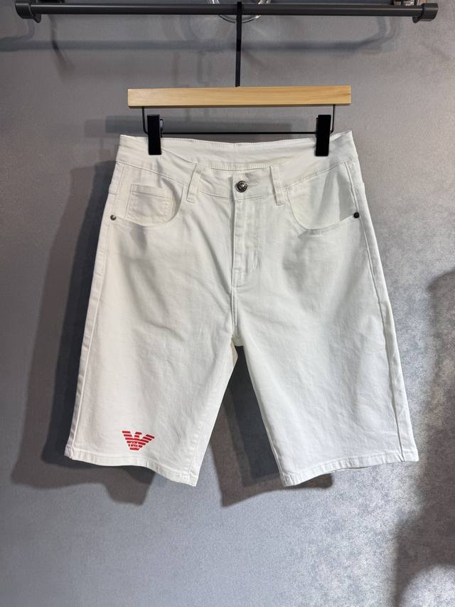 Armani 阿玛尼 春夏最新品五分牛仔裤出入专卖店无压力 专柜热销款 品味与价值共享 身穿着非常舒适 低调不失奢华 穿出去非常有档次,裤型款式和裁剪亦无需多言