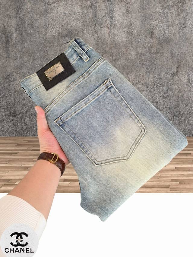 Lv 路易威登 春夏最新品牛仔裤专柜热销款 品味与价值共享 身穿着非常舒适 低调不失奢华 穿出去非常有档次,裤型款式和裁剪亦无需多言 上身精致跃然.真正一等一顶