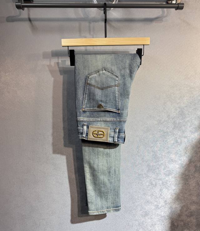 Armani 阿玛尼 春夏最新品牛仔裤专柜热销款 品味与价值共享 身穿着非常舒适 低调不失奢华 穿出去非常有档次,裤型款式和裁剪亦无需多言 上身精致跃然.真正一
