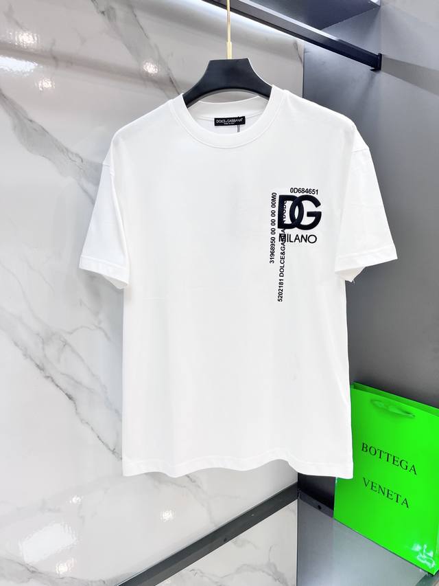 Dg 2025专柜热销款纯棉短袖，面料经典标识图案Logo时尚简约潮流短袖，最顶级的品质专柜原单短袖，顶级制作工艺进口面料，专柜款独特设计，采用进口高端订制面料