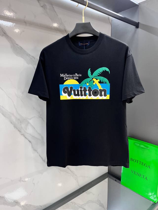 Lv 2025专柜热销款纯棉短袖，面料经典标识图案Logo时尚简约潮流短袖，最顶级的品质专柜原单短袖，顶级制作工艺进口面料，专柜款独特设计，采用进口高端订制面料