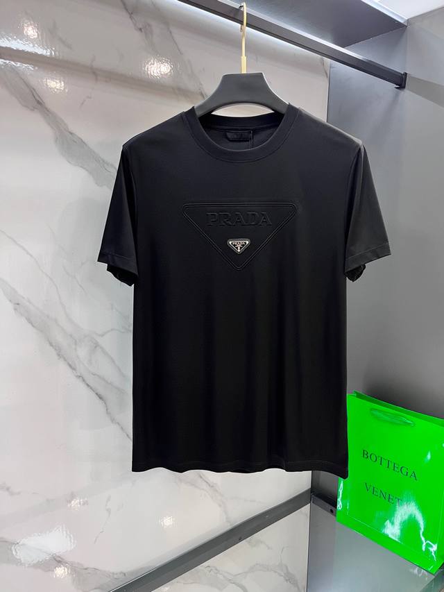 Prada 2025Ss春夏精品短袖T恤 官网同步 高端品质 定制顶级丝光面料，顶级大厂1:1制作，时尚大牌重工艺Logo设计，手感柔软细腻 穿着亲肤舒适 百搭