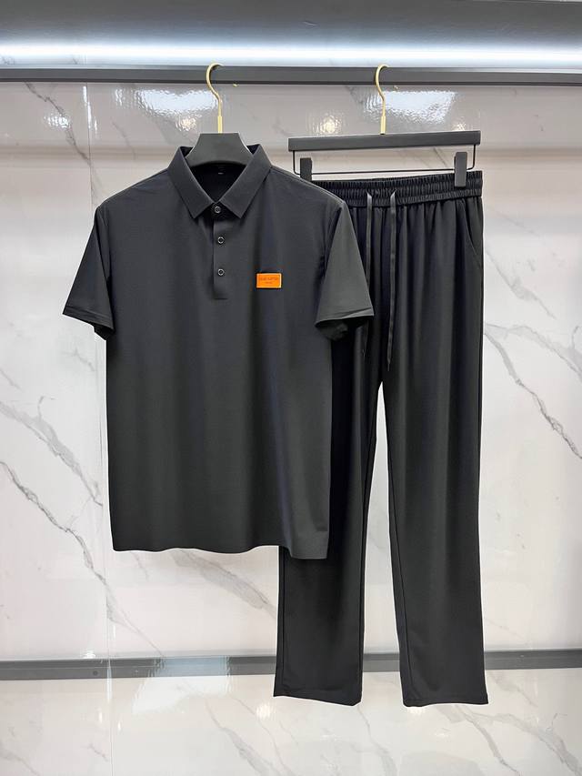 Lv 春夏新款套装 男士翻领Polo衫短袖 柜台同步发售 简洁时尚百搭 高端品质 胸前品牌Logo刺绣设计 高定丝光珠地棉面料 穿着舒适冰凉 透气 档次高很有质