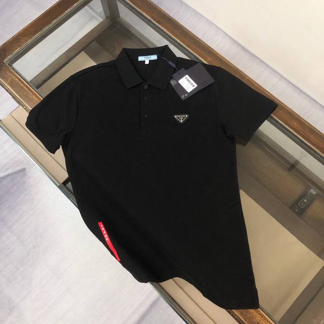 Pra*Da 普拉达 2025春夏最新款三角铁标男士短袖翻领Polo衫，高端定制进口丝光珠地棉面料 穿着舒适、丝滑透气 、 胸前品牌经典三角标标志点缀、 纽扣带