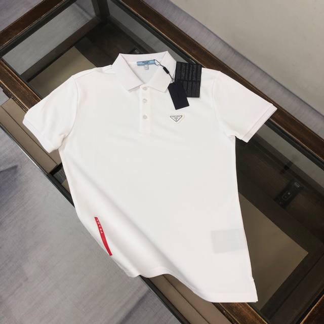 Pra*Da 普拉达 2025春夏最新款三角铁标男士短袖翻领Polo衫，高端定制进口丝光珠地棉面料 穿着舒适、丝滑透气 、 胸前品牌经典三角标标志点缀、 纽扣带