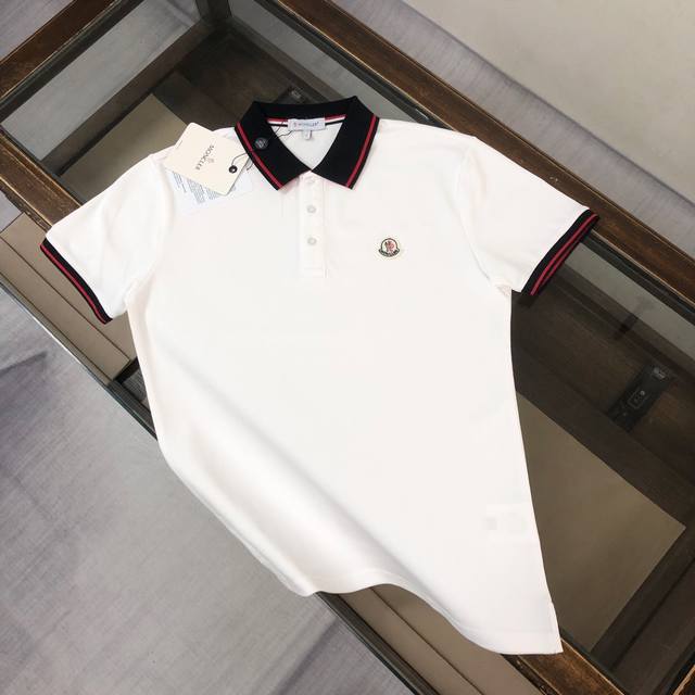 Mon*Cler 蒙口 2025官网最新款男士短袖翻领Polo衫，高端定制进口丝光珠地棉面料 穿着舒适、丝滑透气 、领子独特拼色织带设计～ 胸前品牌标识徽章点缀
