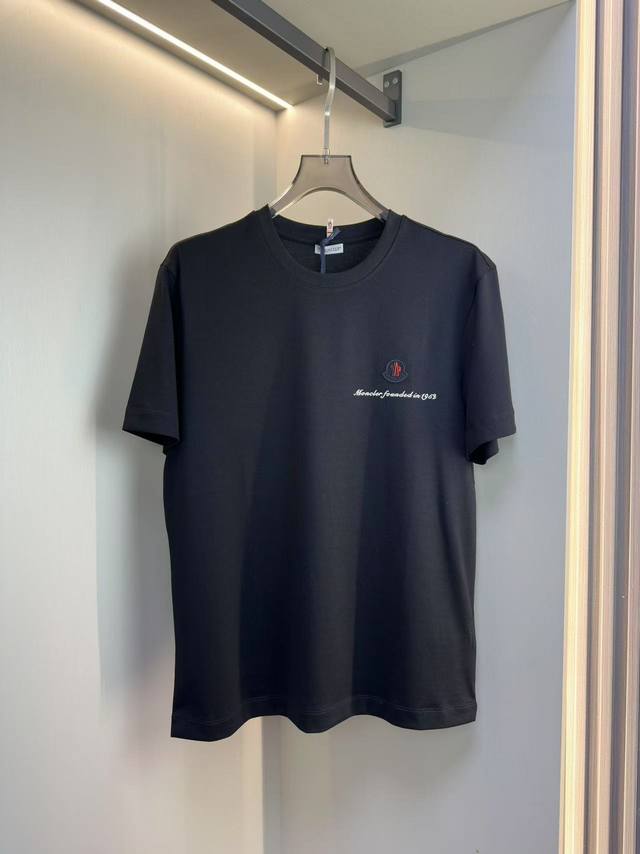 Moncler 25Ss鼎货来袭 面料方面采用百分百优质新疆长绒棉，经磨毛处理柔软亲肤丝滑，吸汗透气，螺纹领口久洗不变形 ，经典的版型 不挑身材完美修饰身形 微