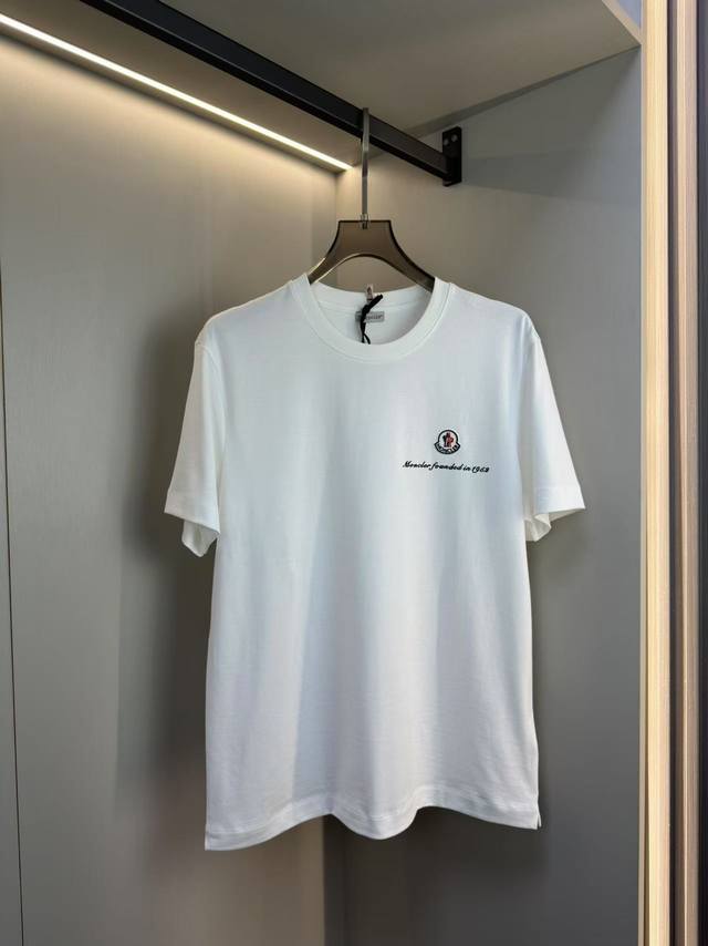 Moncler 25Ss鼎货来袭 面料方面采用百分百优质新疆长绒棉，经磨毛处理柔软亲肤丝滑，吸汗透气，螺纹领口久洗不变形 ，经典的版型 不挑身材完美修饰身形 微