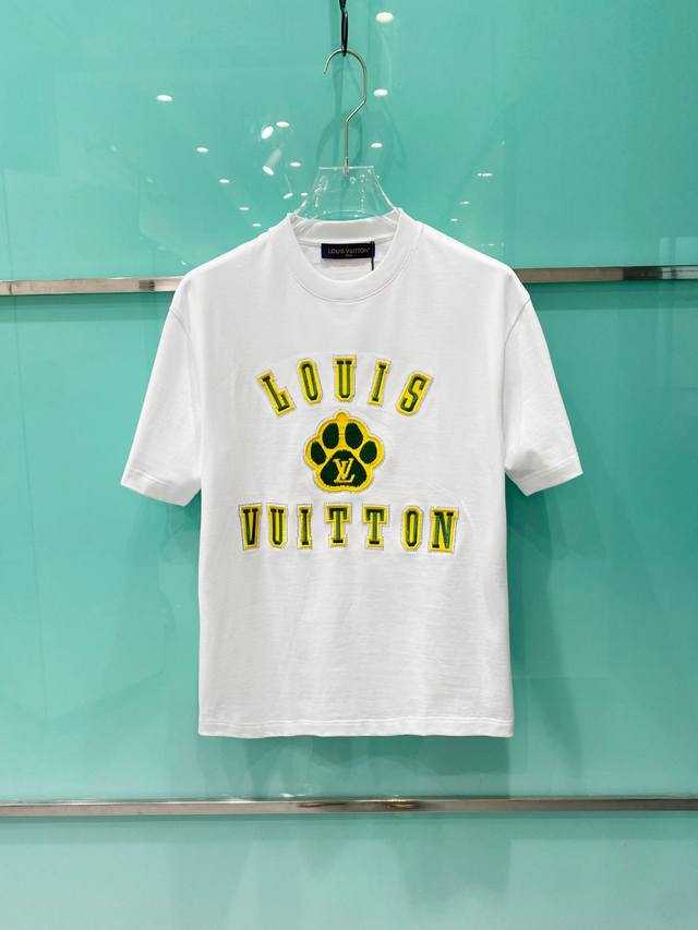 Lv 2025春夏新款首发专柜最新款短袖圆领T恤 高端订制 设计前卫时尚！品牌Logo重工艺设计 高端定制丝光云朵棉面料.手感柔软.穿着舒适.专柜级别精致车线.