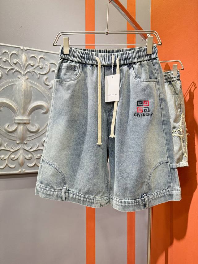 Givenchy 纪梵希 2025新品，原版牛仔短裤 ，原版重工打造，品牌经典Logo设计，三标齐全！原版五金辅料。专柜定制牛仔面料，完全对版专柜，欢迎专柜试穿