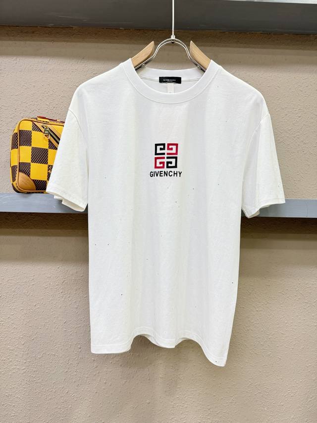 Givenchy 纪梵希 顶级品质 2025款新品短袖！精选顶级原版面料，手感柔软。顶级进口私货，时尚设计潮流短袖，不失奢华 品质毋庸置疑 上身效果超赞，奢华官