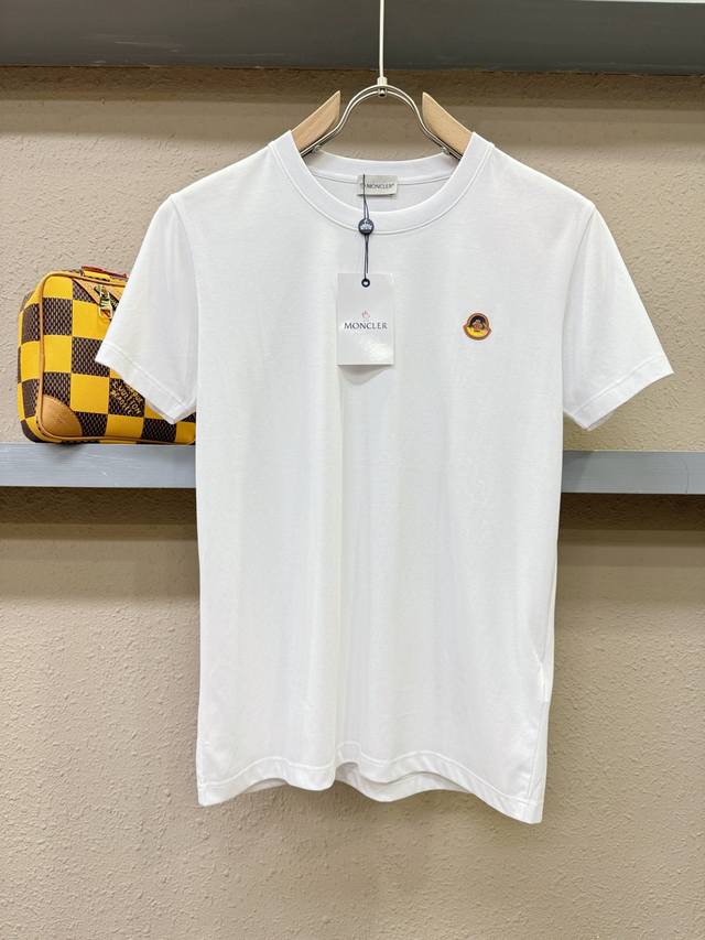 Moncler蒙口 顶级品质 2025款新品短袖！精选顶级原版面料，手感柔软。顶级进口私货，时尚设计潮流短袖，不失奢华 品质毋庸置疑 上身效果超赞，奢华官网同款