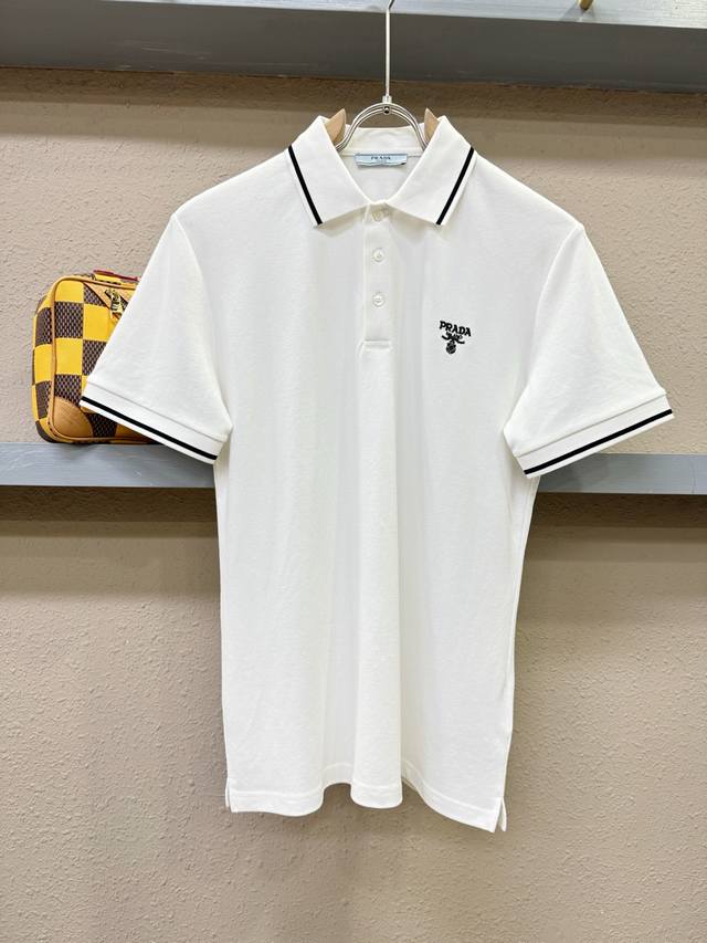 Prada 普拉达 2025官方春夏新款 专柜同步上市 男士翻领短袖Polo衫，高端主线系列，进口丝光珠地棉面料，质感一流，亲肤性极佳，触感丝滑细腻，时尚三扣开