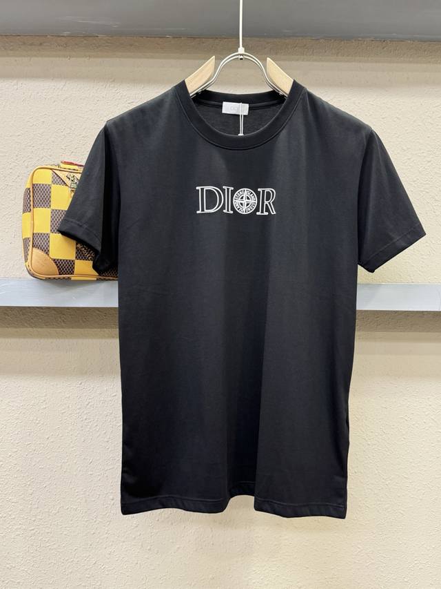 Dior迪奥 顶级品质 2025款新品短袖！精选顶级原版面料，手感柔软。顶级进口私货，时尚设计潮流短袖，不失奢华 品质毋庸置疑 上身效果超赞，奢华官网同款！尺码