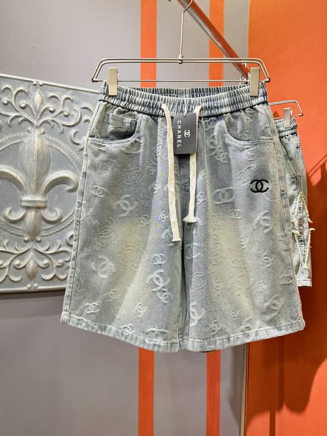 Chanel香奈儿 2025新品，原版牛仔短裤 ，原版重工打造，品牌经典Logo设计，三标齐全！原版五金辅料。专柜定制牛仔面料，完全对版专柜，欢迎专柜试穿后再购