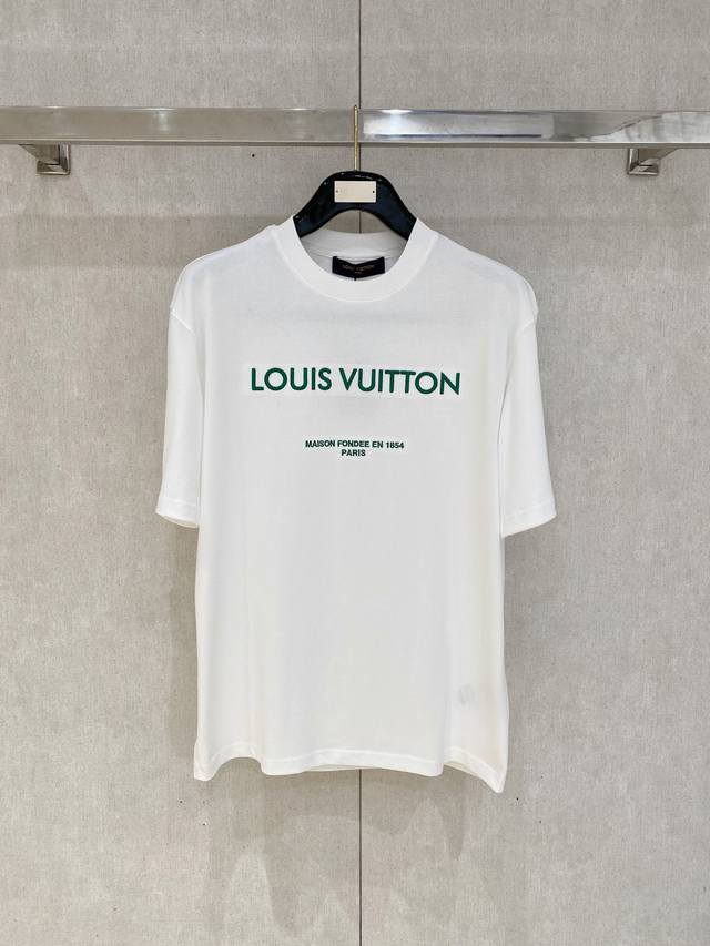 M-3Xl Lv 25Ss春夏新款首发专柜最新款短袖圆领T恤 高端订制 设计前卫时尚！品牌Logo重工艺设计 高端定制面料.手感柔软.穿着舒适.专柜级别精致车线