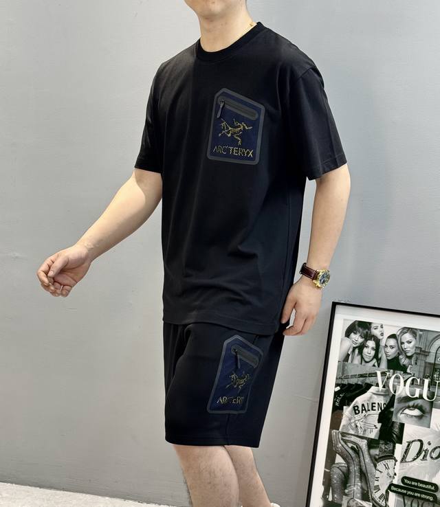 Arc'teryx始祖鸟25S新款潮人套装.男女同款！经典图形烫画视觉冲击力时尚感强！260G纯棉面料柔软舒适！手感舒适透气.微宽松版型.原厂五金质感满满.高级