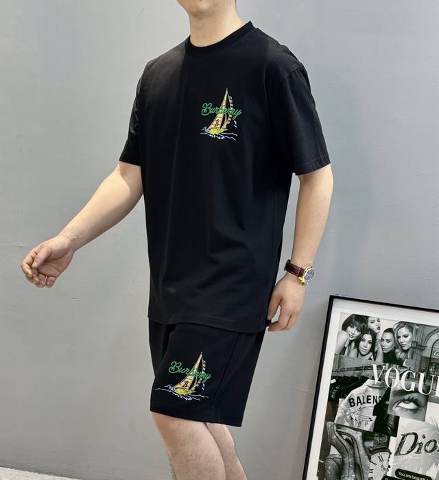 Bbr*巴宝-莉25S新品套装.男女同款！焕新升级百搭基础款，贸易公司出品！！甄选优质有机260G纯棉面料.柔软亲肤.透气舒适.胸口采用巴宝莉帆船立体烫画图案，