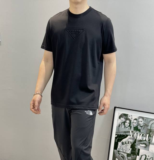 Prad*A普拉*达25S新款圆领短袖.简约基础款！胸口凸起立体烫画是整个造型的亮点.对于P家经典三角演绎.优质240G高织棉制成.机织技术 相比于普通面料更加