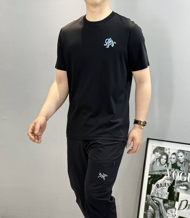 Dio*R迪奥25S夏季新款T恤.干净版推荐！胸前新款字母3D绣花立体设计.减龄耐看！超舒适透气面料.采用220莫代尔长绒棉面料.吸汗性和透气性都很好，手感丝滑