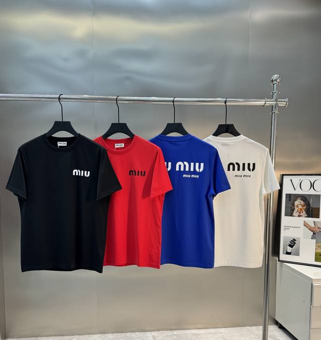 Miumiu25S春夏新款圆领T恤-今年的持续升温的品牌款式.必须盘的系列！采用190G丝光棉面料，细节可见的高级感！！非常的细腻，绝对不是吹嘘，穿着舒适性强